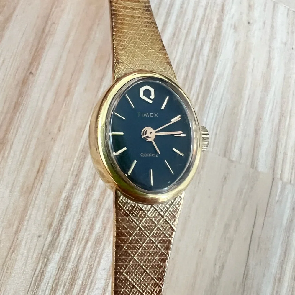 Vintage Timex T cell ladies oval black dial bracelet watch NEW BATTERY